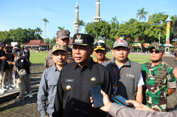BERI IMBAUAN: Pj Bupati Jombang Sugiat memberikan imbauan agar masyarakat menolak politik uang, Minggu (11/2).