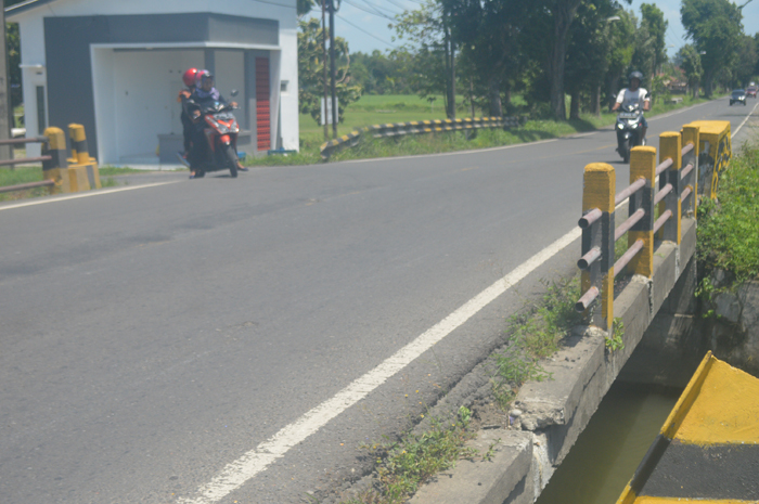 TINGGAL SEPARO: Pengaman jembatan jalan nasional di Desa Jabon, Kecamatan Jombang rusak, tersisa tiga pipa besi (13/1).