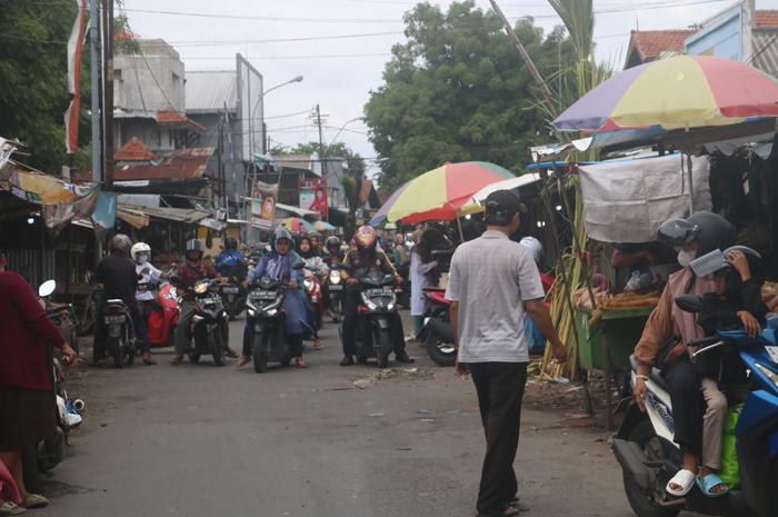 RAMAI: Trotoar jalan Seroja sampai saat ini menjadi pilihan pedagang berjualan.