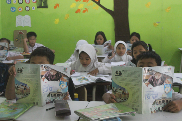 HAFALAN: Siswa kelas 2 SDN Jombang 2 saat belajar mulok keagamaan, Senin (12/2).