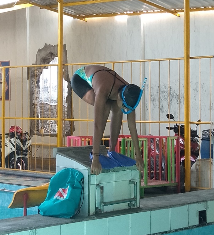 PERSIAPAN: Fita Rachma Ardana saat latihan di kolam renang Rejosopinggir, Kecamatan Tembelang, Minggu (3/2)