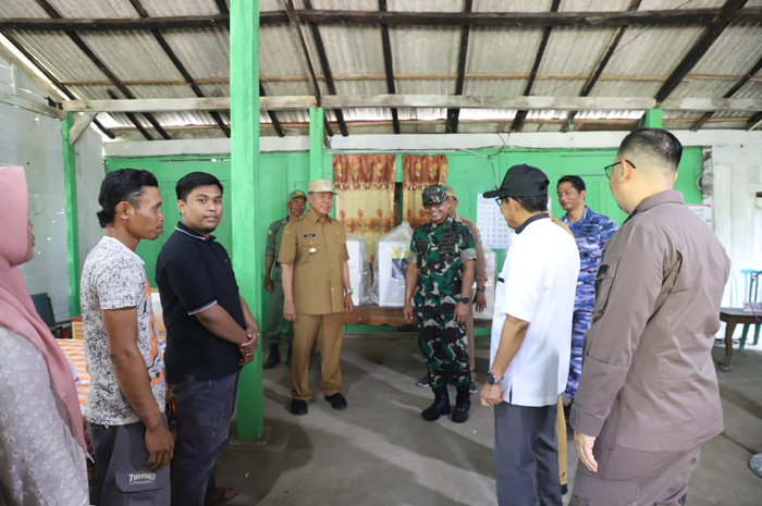 PASTIKAN AMAN: Pj Bupati Jombang Sugiat bersama jajaran Forkopimda melakukan pengecekan ke salah satu TPS.