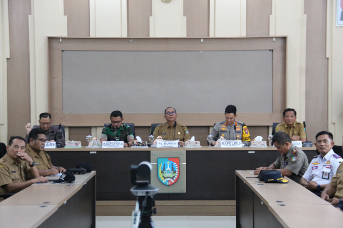 KOORDINASI: Kapolres Jombang AKBP Eko Bagus Riyadi saat mengikuti rapat koordinasi persiapan Pemilu di Ruang Swagata, Selasa (13/2).