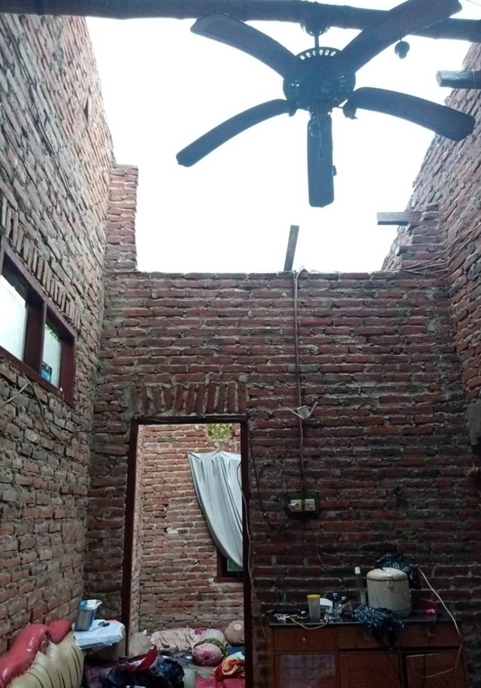 BOLONG: Atap salah satu rumah warga Desa Wuluh, Kecamatan Kesamben rusak akibat diterjang angin puting beliung.