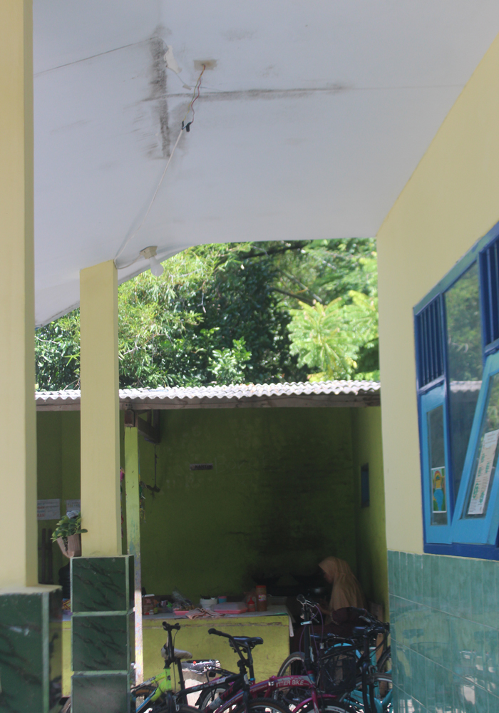 BERJAMUR: Plafon SDN Dukuhpundong 1, Kecamatan Diwek usai terkena air akibat atap yang bocor, Senin (12/2).
