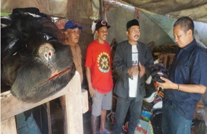 LESTARIKAN BUDAYA: Kades Kademangan Hendro Wahyuadi (kemeja biru) bersama perangkat desa menunjukkan topeng dan jepaplok kesenian kuda lumping Joko Soroh, Selasa (13/2).