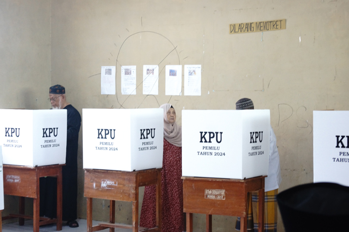 IKUT NYOBLOS: Bu Nyai Hj MUhasonah (Tengah) ibunda Cak Imin saat nyoblos di TPS 26, Rabu (15/2).