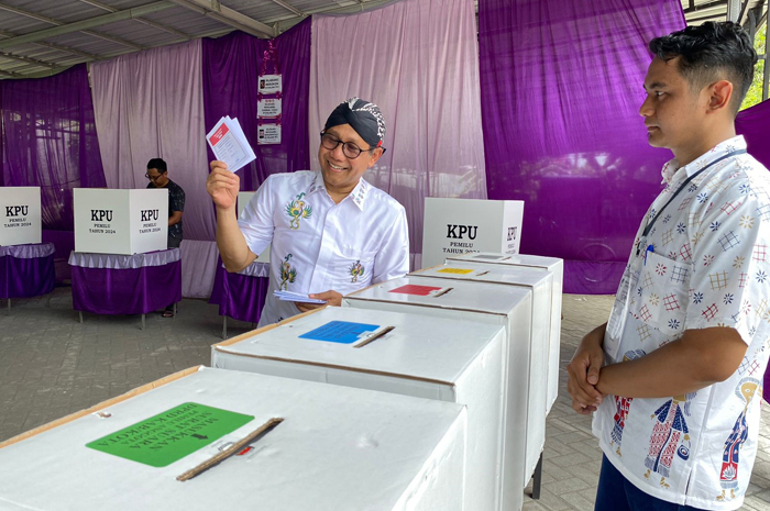 IKUT NYOBLOS: Mendes PDTT Abdul Halim Iskandar nyoblos di TPS 25 Desa Denanyar, Kecamatan Jombang, Rabu (14/2).