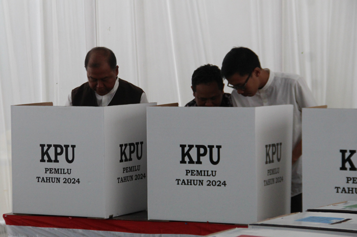 GUNAKAN HAK PILIH: Pj Bupati Jombang Sugiat menggunakan hak pilihnya di TPS 001 Kelurahan Kaliwungu, Rabu (14/2).
