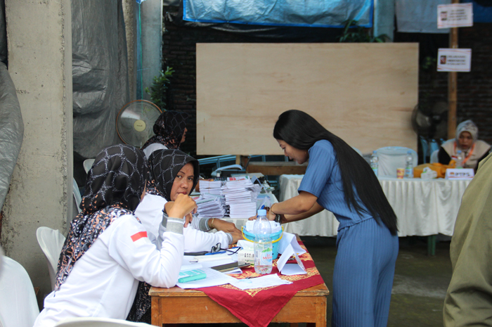 SUDAH KONFUSIF: Sejumlah pemelih mencoblos di TPS 12 Dusun Dayu, Desa Tunggorono Rabu (14/2).