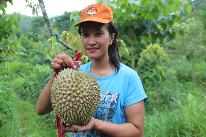 UNGGUL: Ririn Wijayanti, 38, petani durian asal Dusun Jarak Krajan, Desa Jarak, Kecamatan Wonosalam.