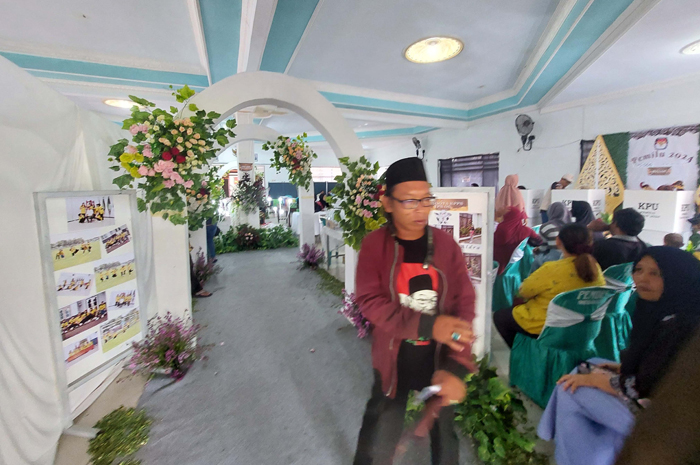 LAIKNYA PERNIKAHAN: TPS 006 di Desa/Kecamatan Megaluh Jombang ini menggunakan konsep resepsi pernikahan untuk menarik pemilih datang ke TPS dan menyalurkan hak suaranya, kemarin (14/2).