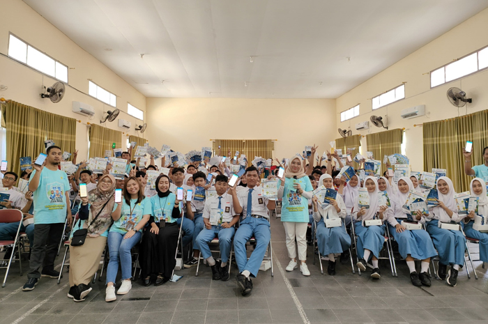 ANTUSIAS: Peserta bersama panitia usai acara PLN Mengajar di SMKN 1 Kertosono, Selasa (13/2).