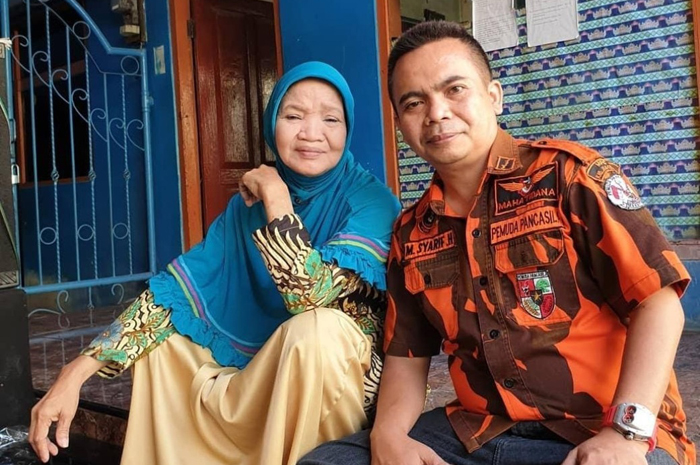 TELADAN: HM Syarif Hidayatullah ST MMT (Gus Sentot) bersama sang ibu, Hj Umu Aiman Habasyata.