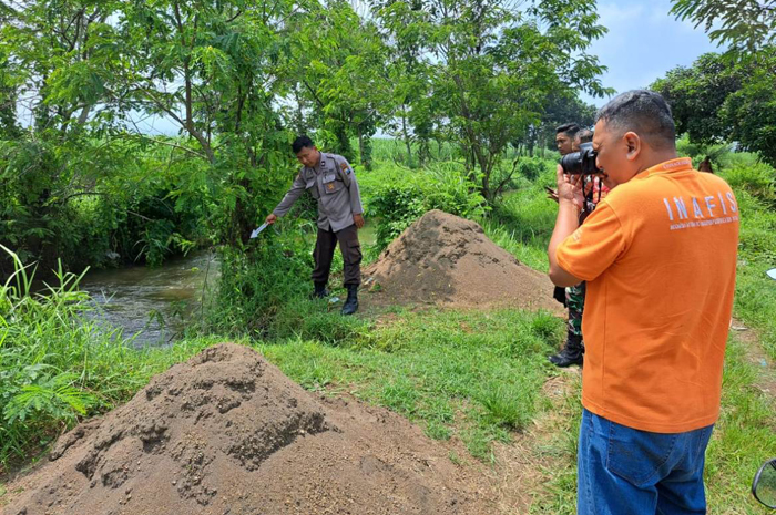 Petugas melakukan olah kejadian perkara di lokasi.