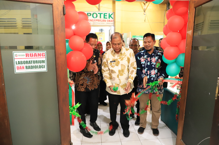 SUKSES: Pj Bupati Jombang Sugiat memotong pita pembukaan digital radiologi Perumda Aneka Usaha Seger.