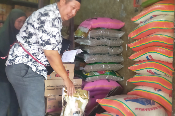 MEROKET: Harga beras di pasar Mojoagung masih tinggi.