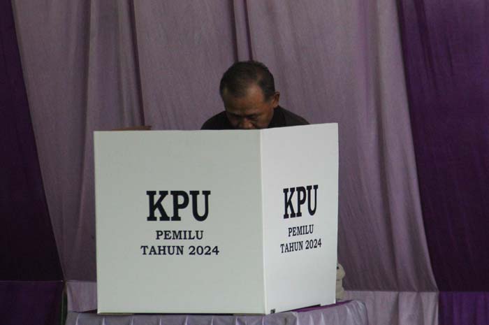 IKUT NYOBLOS: Sejumlah warga antusias nyoblos di TPS 25 Desa Denanyar, Kecamatan/Kabupaten Jombang, Rabu (14/2) lalu.