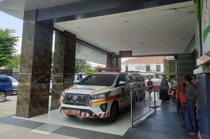 RAMAI: Sejumlah ambulance datang membawa pasien di RSUD Jombang, Jumat (16/2).