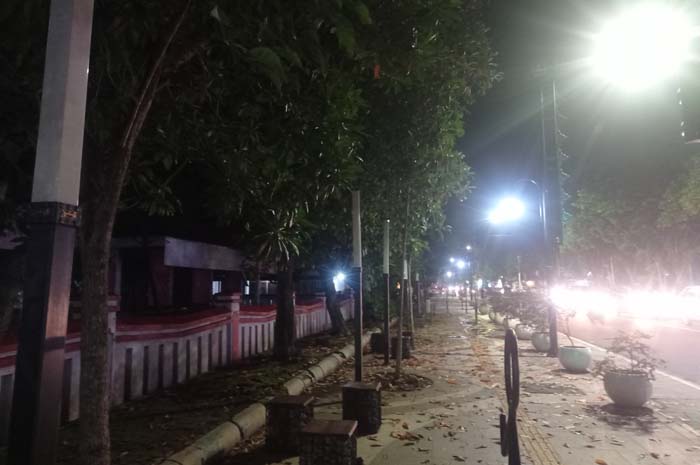 TAK PERNAH AWET: Lampu taman trotoar Jl KH Wahid Hasyim berbentuk persegi panjang mati.