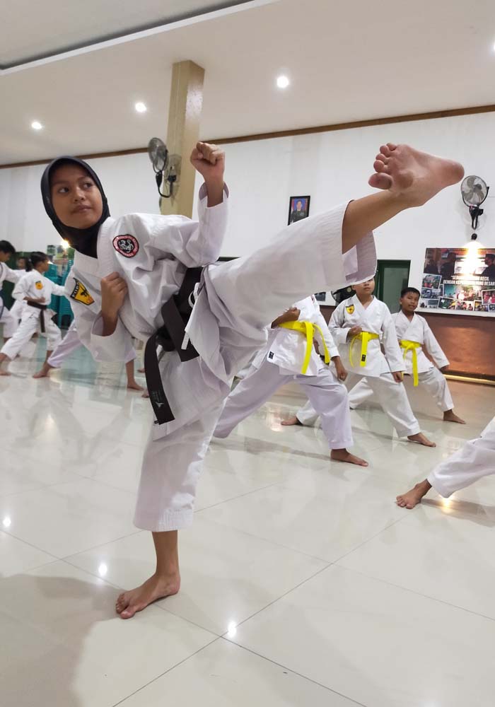 TENDANG/TANGKIS: Axelia atlet Dojo Satria Jombang saat latihan di Kodim 0814 Jombang.