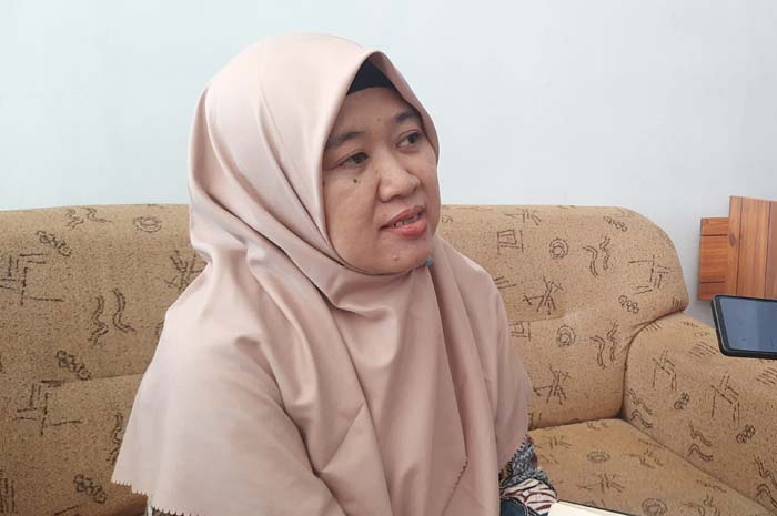 GAMBLANG: Kepala SD Plus Darul Ulum Jombang, Ike Sinta Dewi, saat memberikan keterangan di kantornya, Jumat (16/2).