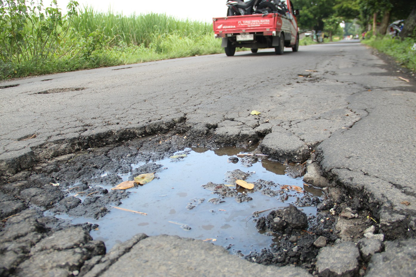 BERLUBANG: Kondisi Jalan kabupaten penghubung Desa Jatipelem dengan Desa/Kecamatan Diwek rusak, Sabtu (17/3).