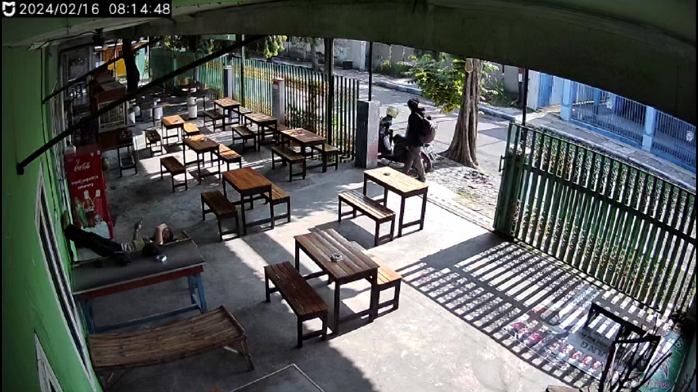 TEREKAM CCTV: Tangkapan layar aksi maling sepeda motor Honda Beat terparkir di trotoar Jl Jaksa Agung Suprapto Jombang.