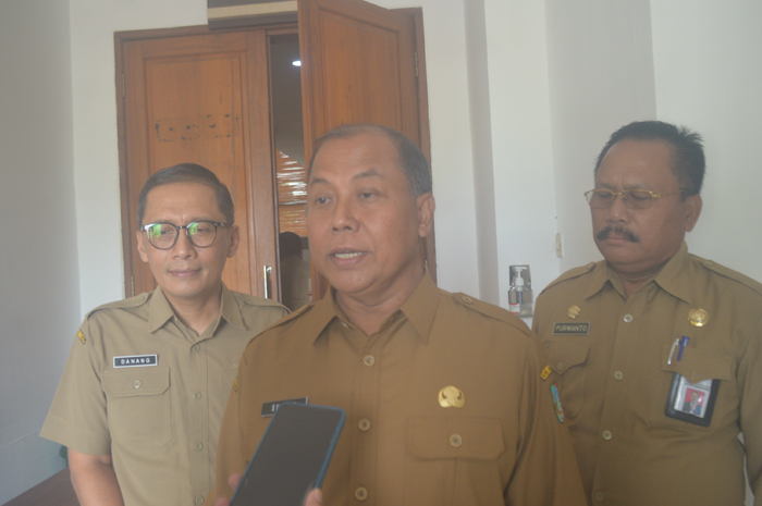 BERI PENJELASAN: Pj Bupati Jombang saat menyampaikan persoalan lantai dua PCN usai membuka Penanggulangan Kemiskinan Ekstrem di Ruang Soeroadiningrat, Senin (12/2).