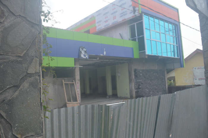 TAK SELESAI: Proyek strategis daerah 2023 rehabilitasi gedung Puskesmas Blimbing, Kecamatan Kesamben yang masih amburadul, (10/1).