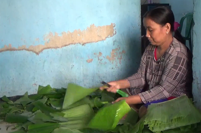 BERTAHAN: Produksi lontong di Dusun Ngembeh, Desa Ngumpul, Kecamatan Jogoroto, Jombang meski harga beras terus naik.