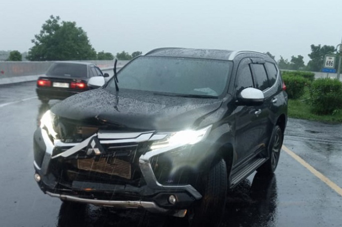 RINGSEK: Mobil Pajero usai menabrak pembatas jalan tol Jombang-Mojokerto di KM K686.900 Desa Pesantren, Kecamatan Tembelang, Jombang.