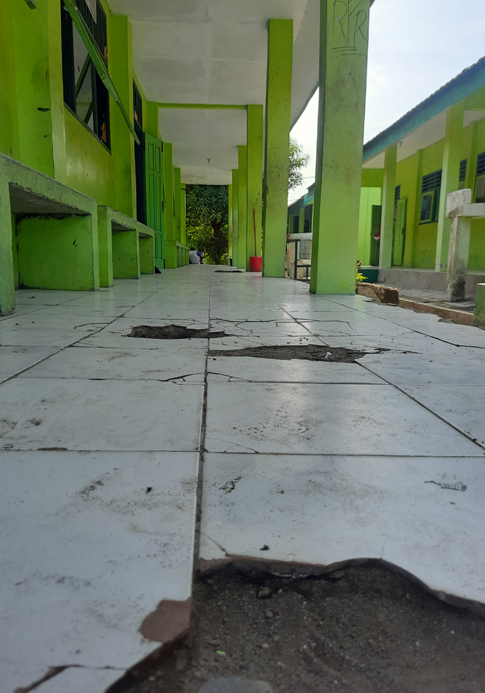 BUTUH REHAB: Kondisi SMPN 6 Jombang yang rusak, Jumat (26/1).