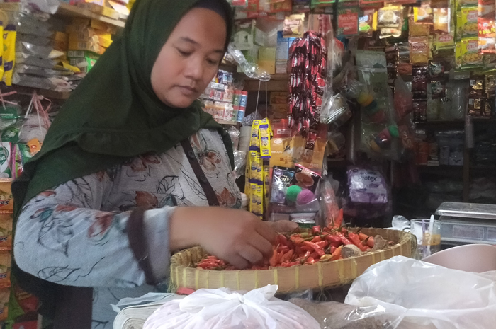 MEROKET: Harga kebutuhan pakan juga ikut meroket di pasar tradisional Ngoro.