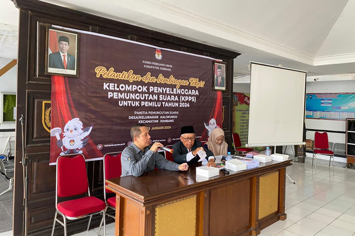 BERI ARAHAN: Ketua KPU Jombang memberikan arahan dalam bimtek kepada KPPS beberapa waktu lalu.