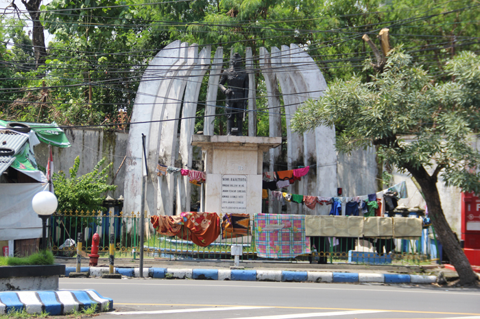 KURANG ELOK: Beberapa pakaian warga tampak di jemur di Monumen Brigjen Kretato Senin (19/2).