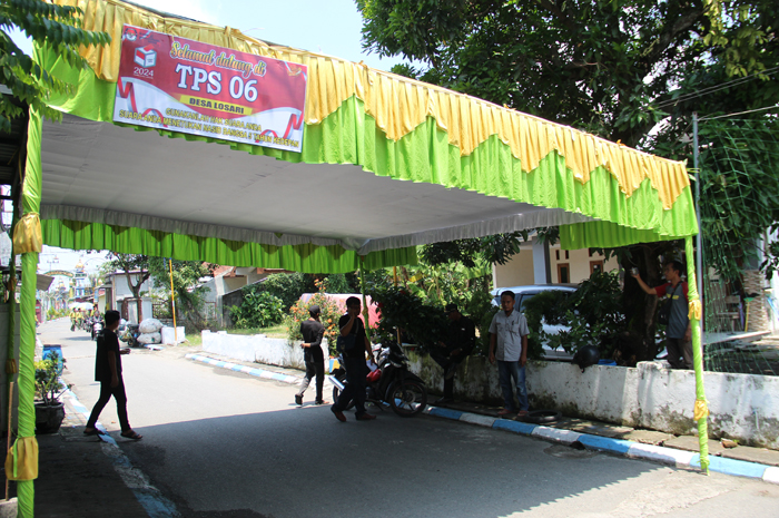 SIAP-SIAP: Sejumlah petugas KPPS di TPS 06 Desa Losari Kecamatan Ploso mendirikan TPS.