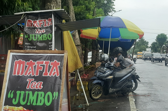 KEMBALI BERJUALAN: Sejumlah pedagang buah di Jl KH Hasyim Asyari kembali berjualan menempati trotoar dan bahu jalan.