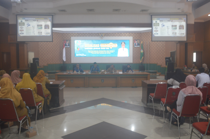 SOSIALISASI: Perwakilan Brida Jawa Timur dan Bappeda Jawa Timur menyampaikan materi sosialisasi Krenova di ruang Bung Tomo, Senin (19/2).