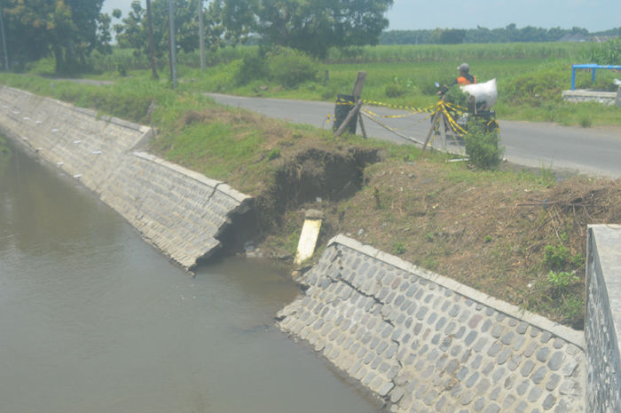 RUSAK: Lokasi sipon jaringan irigasi Pariterong berada di saluran Sekunder Gude Desa Pundong, Kecamatan Diwek, memunculkan gelembung air, Senin (19/2).