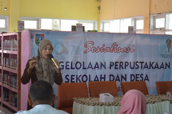 Pemateri saat menyampaikan sosialisasi pengelolaan perpustakaan di Taman baca Mastrip Jombang. kegiatan ini diinisiasi Disperpusip Jombang.