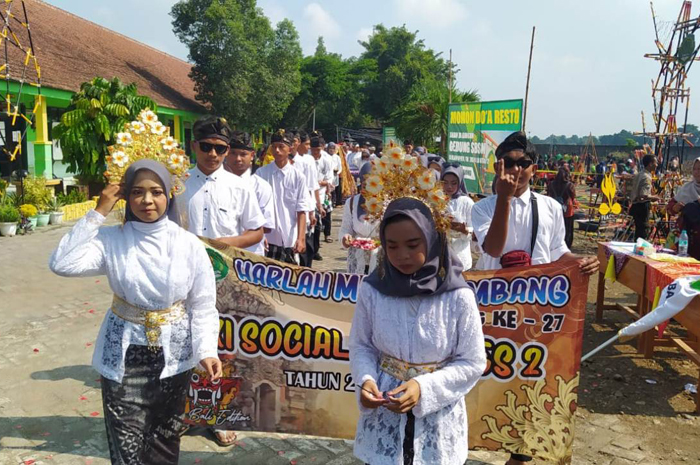 Pawai siswa MAN 8 Jombang Selasa (20/2).