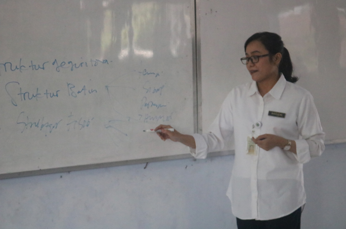SEMANGAT: Salah satu guru PPPK saat mengajar di SMAN 1 Jombang.