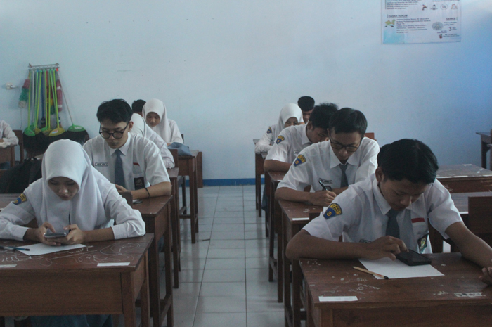 SERIUS: Siswa SMAN 3 Jombang menjalani penilaian akhir semester (PAS), Senin (19/2).