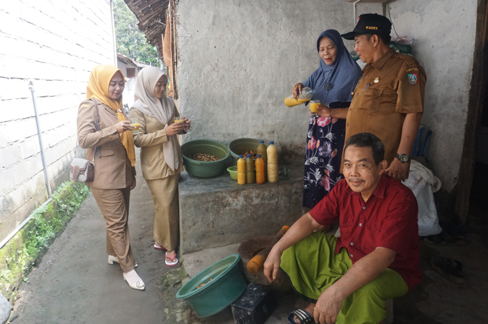 OLAHAN JAMU TRADISIONAL: Kepala Desa Kauman Abdul Qohar didampingi perangkat desa saat mengunjungi salaha satu rumah warga yang memproduksi jamu tradisional.