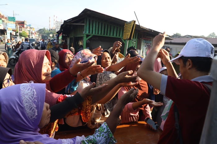 DISERBU: Sejumlah pembeli menyerbu beras SPHP yang di sediakan Pemkab Jombang di Pasar Cukir, Rabu (21/2).