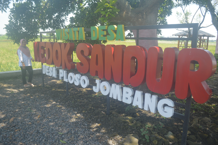 KREATIF: Perangakat Desa Ploso berada di wisata desa Kedok Sandur di Dusun/Desa/Kecamatan Ploso, Rabu (21/2).