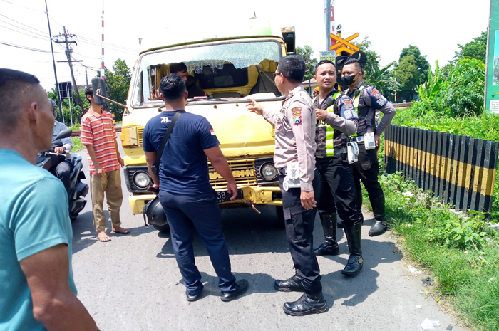 OLAH TKP: Petugas melakukan olah tempat kejadian perkara usai dump truck menabrak tiang pembatas palang pintu KA, Rabu (21/2).