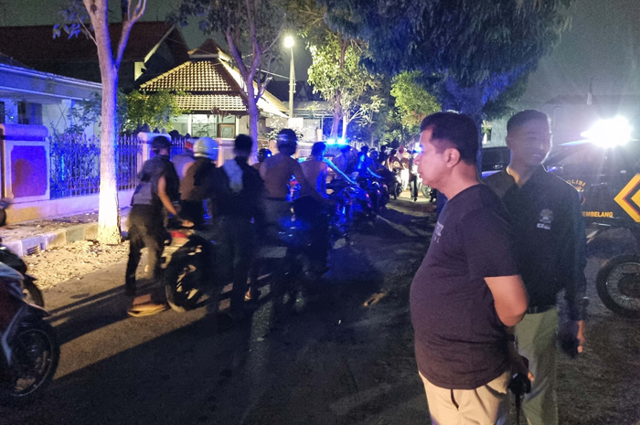 Tiga anggota gangster yang berulah di Jombang dibekuk polisi.