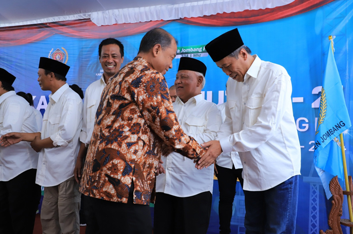 SELAMAT: Pj Bupati Jombang Sugiat memberi ucapan selamat kepada M Nur Kholis Direktur Jawa Pos Radar Jombang sebagai Penasehat PWI Jombang.